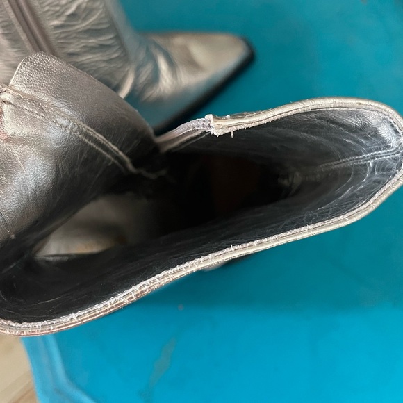 Larroude James Crinkled Silver Metallic Block Heeled Boots Zip Up sz 9 NWOT NWOB - Picture 8 of 10